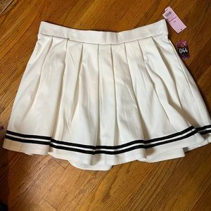 44. Wild fable 2x white pleated skirt